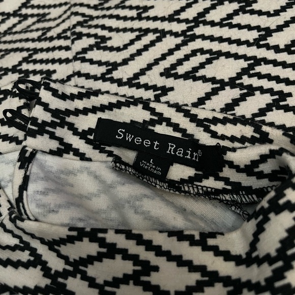 High Neck Black and White Abstract Tank Top - Picture 4 of 4